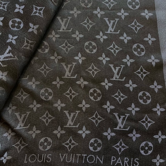 Louis Vuitton Monogram Shine Shawl - Picture 2 of 10